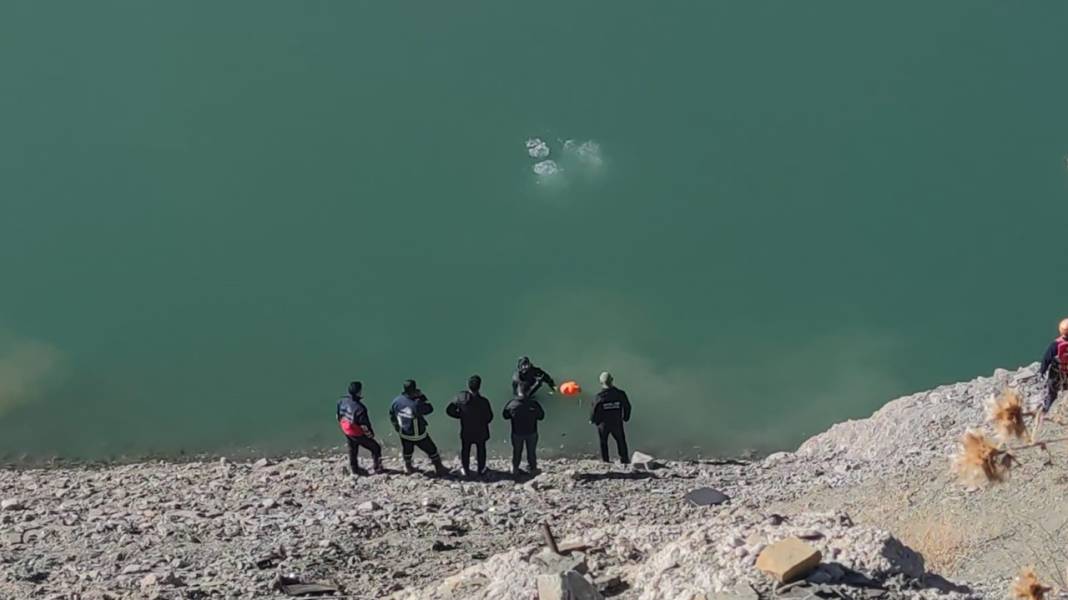 Baraja araç uçtu: 2 kişi ölü olarak çıkartıldı 8